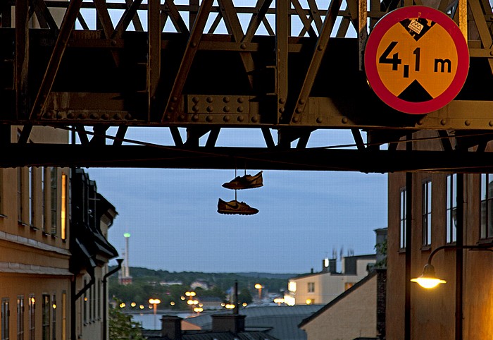 Stockholm Södermalm: Schuhe unter der Brücke