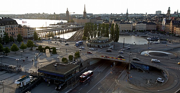 Stockholm Södermalm: Blick von der Verbindungsbrücke zum Freiluftaufzug Katarinahissen Gamla stan Slussen