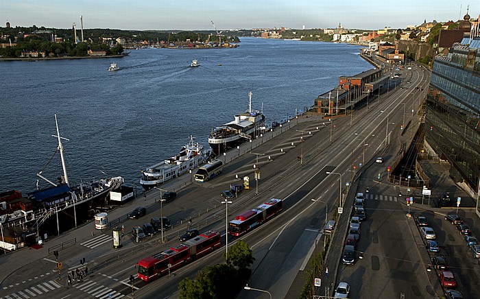 Stockholm Södermalm: Blick von der Verbindungsbrücke zum Freiluftaufzug Katarinahissen Djurgarden Saltsjön Stadsgarden