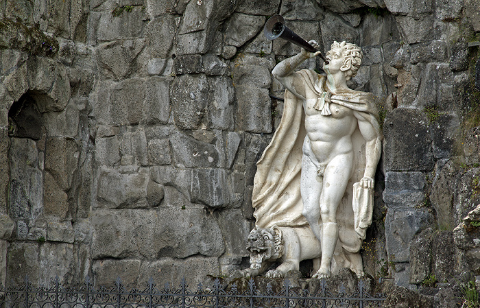 Kassel Bergpark Wilhelmshöhe: Unteres Wassertheater mit mythologischer Figur