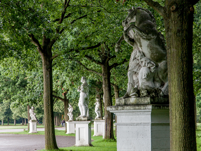 Kassel Karlsaue: Statuen an der Karlswiese