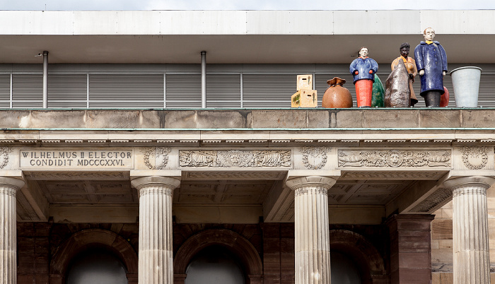 Portikus des Roten Palais: Figurengruppe Die Ankunft der Fremden (von  Thomas Schütte) - documenta IX Kassel