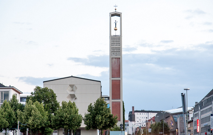 Kassel Sankt Elisabeth: Skulptur von Stephan Balkenhol im Kirchturm