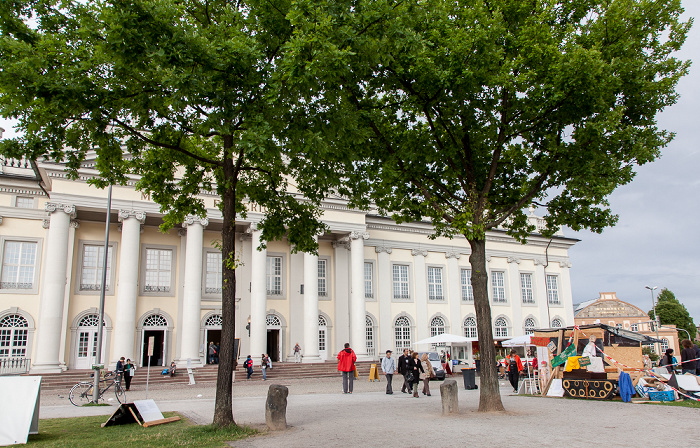 Kassel Friedrichsplatz: 2 der 7000 Eichen mit Basaltsteinen (von Joseph Beuys) - documenta 7 Fridericianum