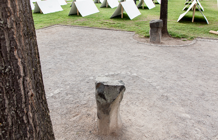 Kassel Friedrichsplatz: 2 der 7000 Eichen mit Basaltsteinen (von Joseph Beuys) - documenta 7