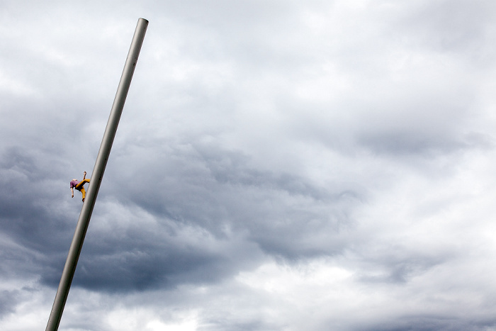 Bahnhofsplatz: Man walking to the sky (von Jonathan Borofsky) - documenta IX Kassel