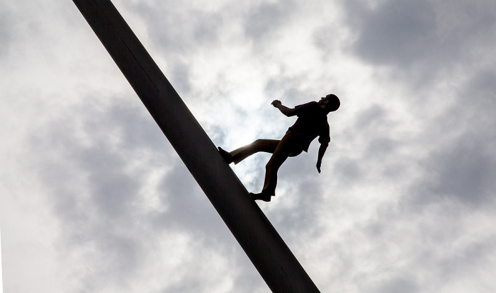 Bahnhofsplatz: Man walking to the sky (von Jonathan Borofsky) - documenta IX Kassel