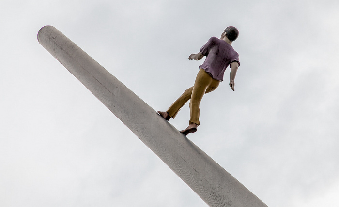 Bahnhofsplatz: Man walking to the sky (von Jonathan Borofsky) - documenta IX Kassel