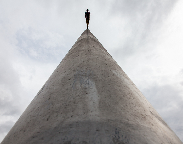 Bahnhofsplatz: Man walking to the sky (von Jonathan Borofsky) - documenta IX Kassel