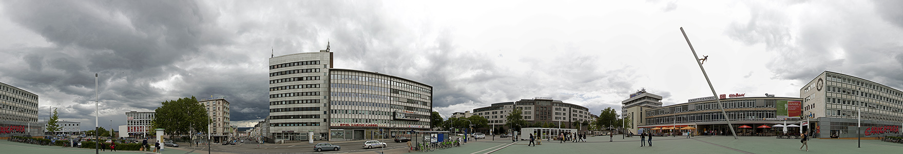 Kassel Bahnhofsplatz Hauptbahnhof Skulptur Man walking to the sky