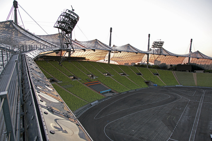 München Olympiastadion: Zeltdach, Haupttribüne und Innenraum