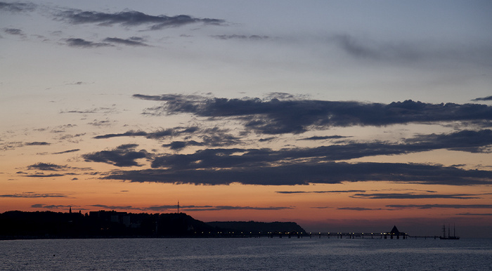 Blick von der Seebrücke: Sonnenuntergang über Strand und Ostsee Ahlbeck