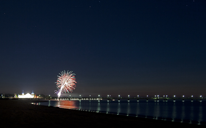 Strand: Feuerwerk über der Seebrücke und der Ostsee Ahlbeck