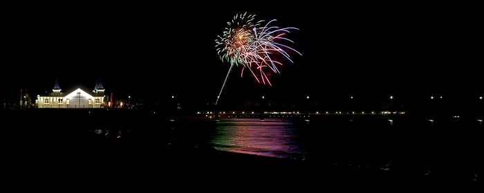 Strand: Feuerwerk über der Seebrücke und der Ostsee Ahlbeck