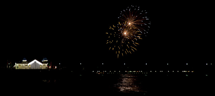 Ahlbeck Strand: Feuerwerk über der Seebrücke und der Ostsee