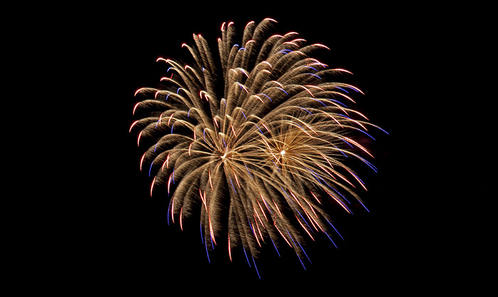 Strand: Feuerwerk über der Seebrücke und der Ostsee Ahlbeck