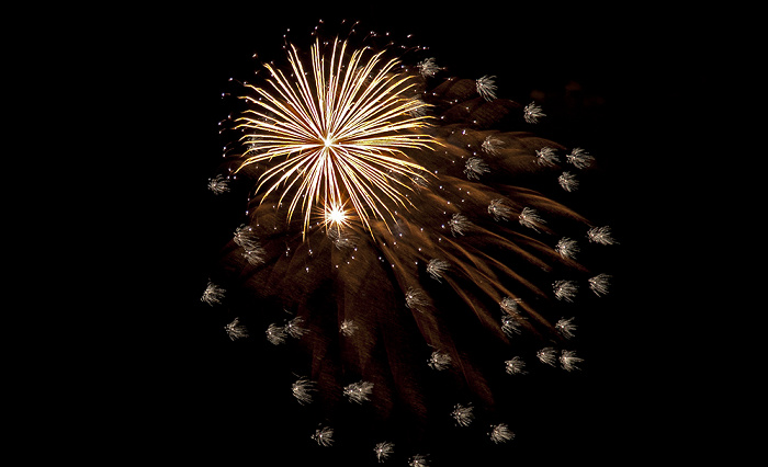 Strand: Feuerwerk über der Seebrücke und der Ostsee Ahlbeck