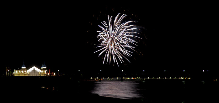 Strand: Feuerwerk über der Seebrücke und der Ostsee Ahlbeck