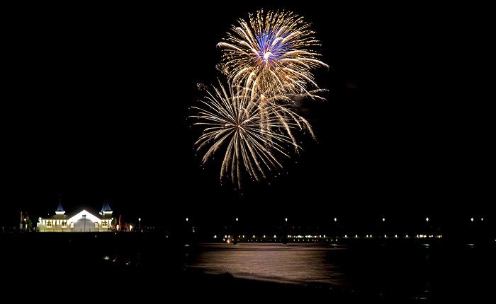 Strand: Feuerwerk über der Seebrücke und der Ostsee Ahlbeck