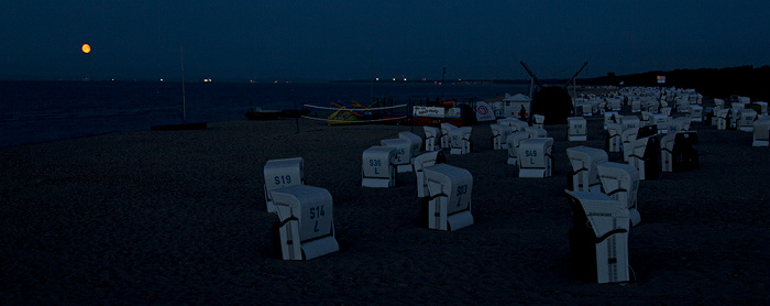 Ahlbeck Strand: Mondaufgang über der Ostsee