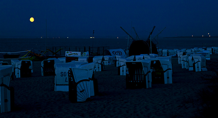 Ahlbeck Strand: Mondaufgang über der Ostsee