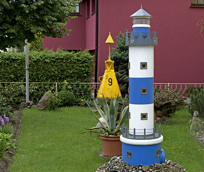 Lindenstraße: Boje und Leuchtturm im Garten Ahlbeck