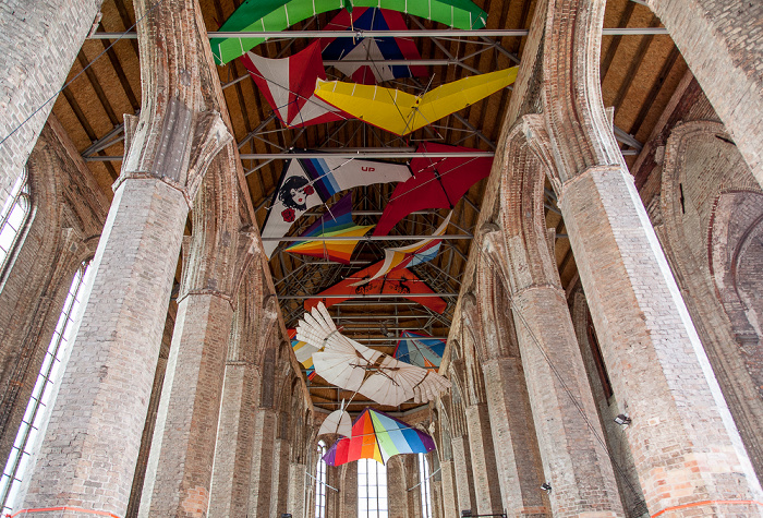 Anklam Nikolaikirche: Gleitschirmdrachen (von der ehem. Ausstellung „Ikarus – Der fliegende Mensch“)