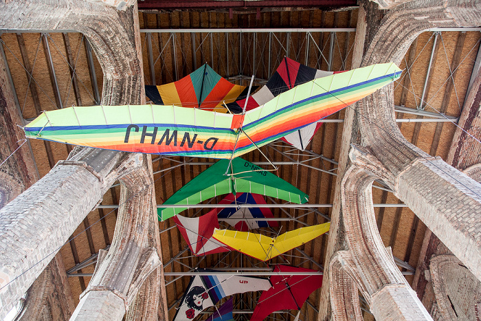 Anklam Nikolaikirche: Gleitschirmdrachen (von der ehem. Ausstellung „Ikarus – Der fliegende Mensch“)