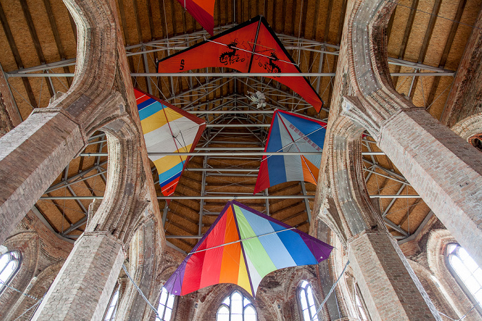 Nikolaikirche: Gleitschirmdrachen (von der ehem. Ausstellung „Ikarus – Der fliegende Mensch“) Anklam