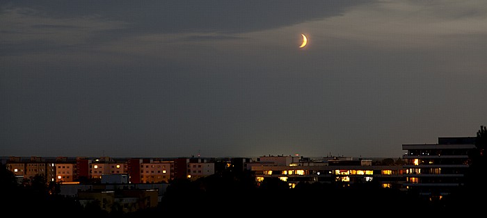 München Blick vom Ostparkhügel: Mondaufgang über Neuperlach