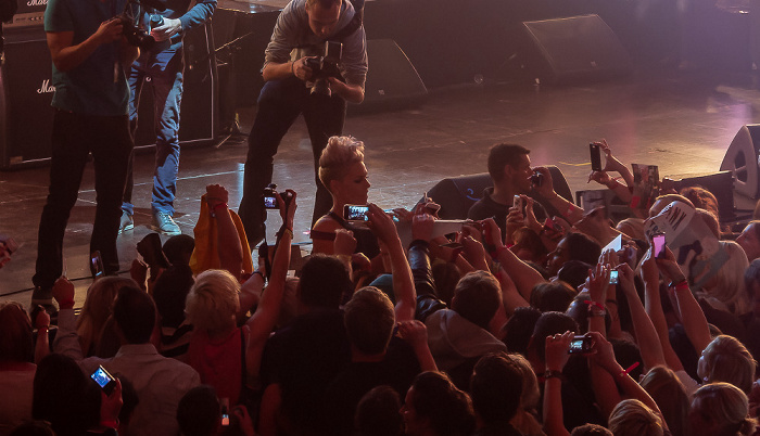 Circus Krone: P!nk München P!nk gibt Autogramme