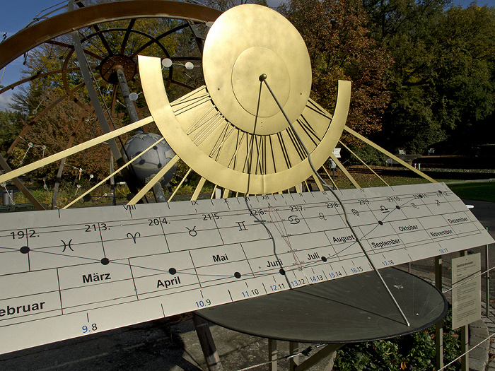 Zoologischer Stadtgarten: Sonnenuhr Karlsruhe