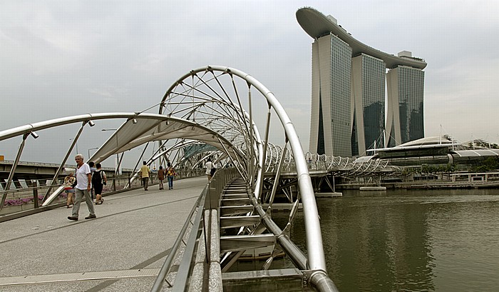 Marina Bay: The Helix Bridge und Marina Bay Sands Singapur