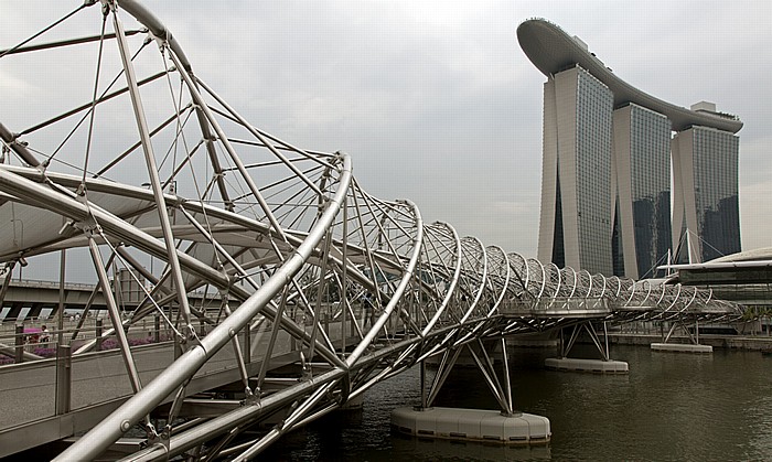 Singapur Marina Bay: The Helix Bridge und Marina Bay Sands