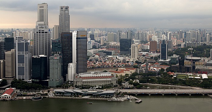 Blick vom SkyPark at Marina Bay Sands: Marina Bay und Raffles Place Singapur