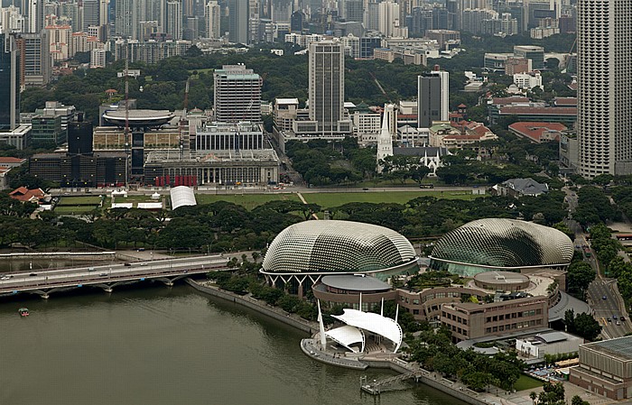 Blick vom SkyPark at Marina Bay Sands: Esplanade - Theatres on the Bay Singapur
