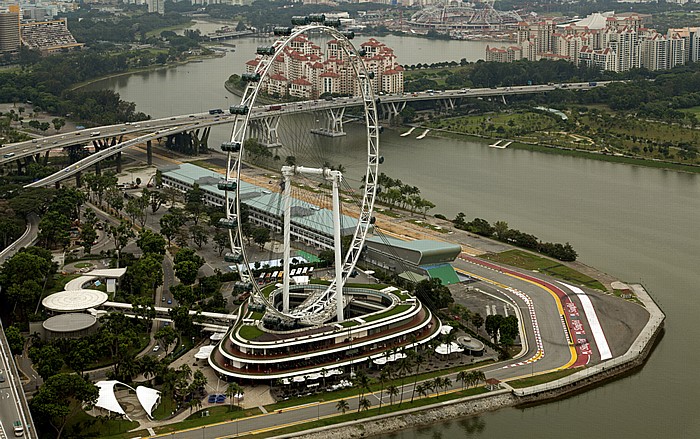 Singapur Blick vom SkyPark at Marina Bay Sands: Marina Bay Benjamin Sheares Bridge Marina Bay Golf Course Marina Bay Street Circuit Marina Reservoir Singapore Flyer