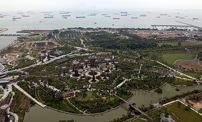 Singapur Blick vom SkyPark at Marina Bay Sands: Marina Bay Gardens by the Bay Marina South Straße von Singapur