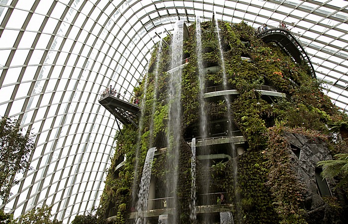 Singapur Gardens by the Bay: Bay South Garden - Cloud Forest: 35 Meter hoher Wasserfall