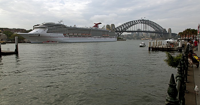 Circular Quay, Sydney Cove mit dem Kreuzfahrschiff Carnival Spirit North Shore Sydney Harbour Bridge