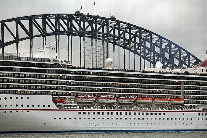 Sydney Cove mit dem Kreuzfahrschiff Carnival Spirit Sydney Harbour Bridge