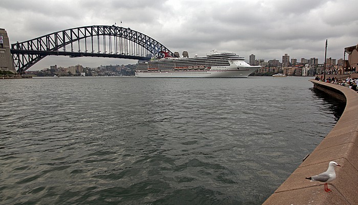 Circular Quay, Sydney Cove, Port Jackson mit dem Kreuzfahrschiff Carnival Spirit Sydney