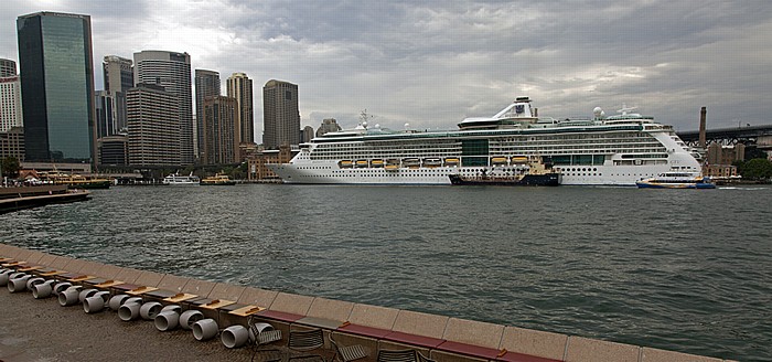 Central Business District (CBD), Circular Quay Ferry Wharf, Sydney Cove mit Kreuzfahrschiff  Sydney