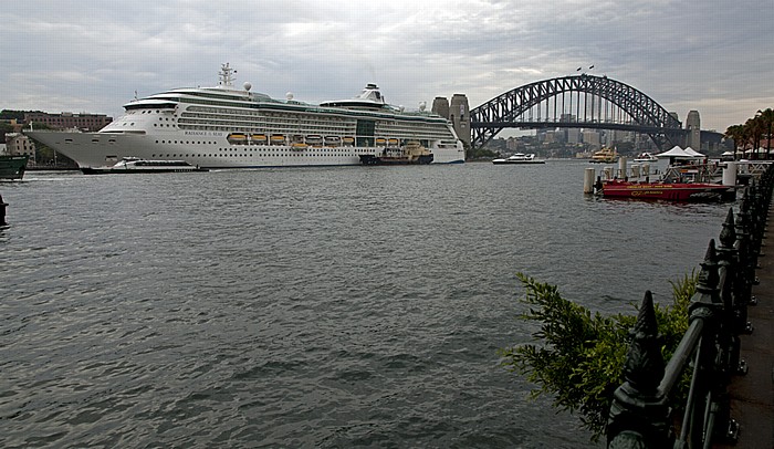 Sydney Cove mit Kreuzfahrschiff Radiance of the Seas Circular Quay North Shore Sydney Harbour Bridge