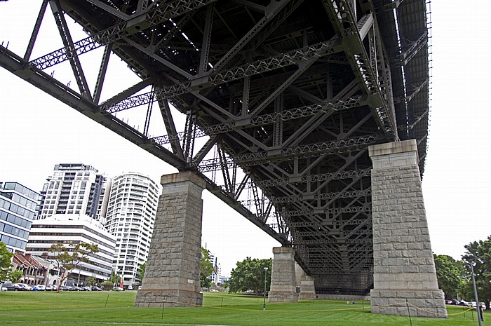 Milsons Point: Sydney Harbour Bridge