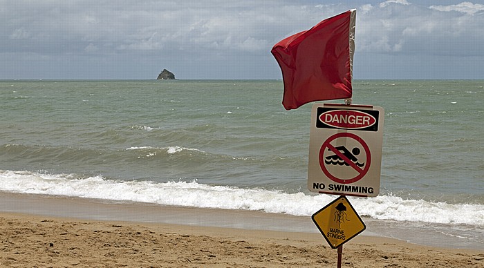 Strand mit Warnschild vor Würfelquallen (Box Jellyfish) Palm Cove