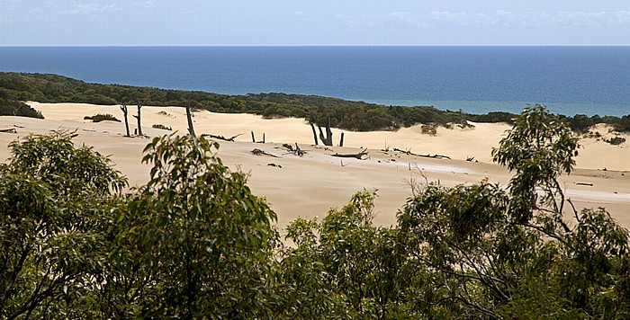 Blick auf Stonetool Sandblow und das Korallenmeer (Coral Sea) Fraser Island