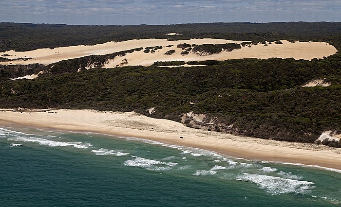Luftbild aus der Gippsland GA-8 Airvan: 75-Mile-Beach, Korallenmeer (Coral Sea), Sandblows, Regenwald Fraser Island