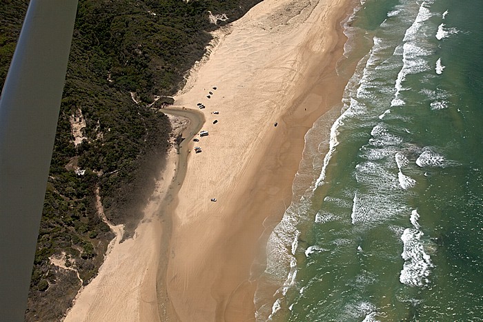 Fraser Island Luftbild aus der Gippsland GA-8 Airvan: 75-Mile-Beach, Eli Creek, Korallenmeer (Coral Sea)