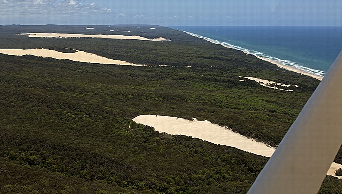 Luftbild aus der Gippsland GA-8 Airvan: Sandblows, Regenwald, 75-Mile-Beach, Korallenmeer (Coral Sea) Fraser Island